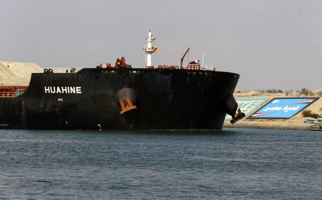 Cận cảnh kênh đào Suez vừa được khơi thông, hàng trăm tàu qua lại - Hình 6 Can canh kenh dao Suez vua duoc khoi thong, hang tram tau qua lai-Hinh-6