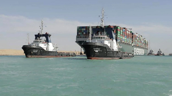 Cận cảnh kênh đào Suez vừa được khơi thông, hàng trăm tàu qua lại - Hình 9 Can canh kenh dao Suez vua duoc khoi thong, hang tram tau qua lai-Hinh-9