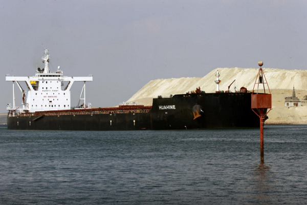 Cận cảnh kênh đào Suez vừa được khơi thông, hàng trăm tàu qua lại - Hình 3 Can canh kenh dao Suez vua duoc khoi thong, hang tram tau qua lai-Hinh-3