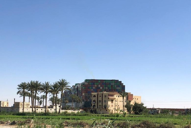 Tàu chở hàng khổng lồ mắc kẹt chắn ngang kênh đào Suez - Hình 7 Tau cho hang khong lo mac ket chan ngang kenh dao Suez-Hinh-7