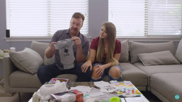 Chuyện tình của cặp đôi lệch tới 32 tuổi bị nhầm là bố con - Hình 4 Chuyen tinh cua cap doi lech toi 32 tuoi bi nham la bo con-Hinh-4