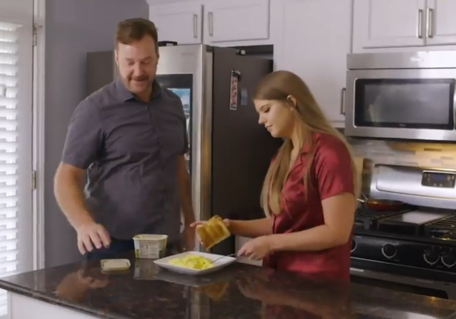 Chuyện tình của cặp đôi lệch tới 32 tuổi bị nhầm là bố con - Hình 3 Chuyen tinh cua cap doi lech toi 32 tuoi bi nham la bo con-Hinh-3