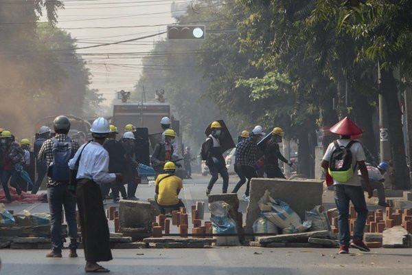 Giải pháp nào làm hạ nhiệt biểu tình ở Myanmar? - Hình 12 Giai phap nao lam ha nhiet bieu tinh o Myanmar?-Hinh-12