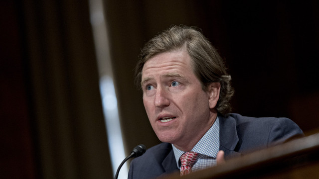 Biết gì về Giám đốc Cơ quan An ninh mạng bị ông Trump sa thải? - Hình 7 Biet gi ve Giam doc Co quan An ninh mang bi ong Trump sa thai?-Hinh-7