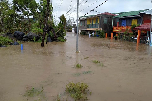 Cận cảnh Philippines tan hoang sau siêu bão Goni - Hình 4 Can canh Philippines tan hoang sau sieu bao Goni-Hinh-4