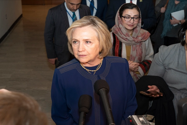 Đám đông ủng hộ Tổng thống Trump bao vây đòi nhốt bà Clinton Dam dong ung ho Tong thong Trump bao vay doi nhot ba Clinton