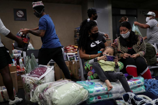 Hành khách ăn, ngủ la liệt tại sân bay vì mắc kẹt giữa phong tỏa - Hình 6 Hanh khach an, ngu la liet tai san bay vi mac ket giua phong toa-Hinh-6