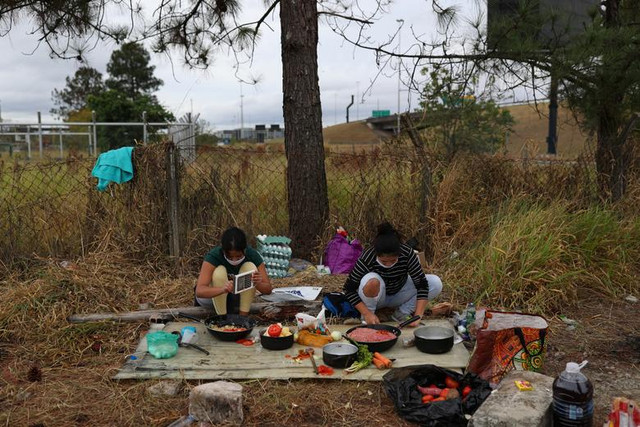 Hành khách ăn, ngủ la liệt tại sân bay vì mắc kẹt giữa phong tỏa - Hình 10 Hanh khach an, ngu la liet tai san bay vi mac ket giua phong toa-Hinh-10