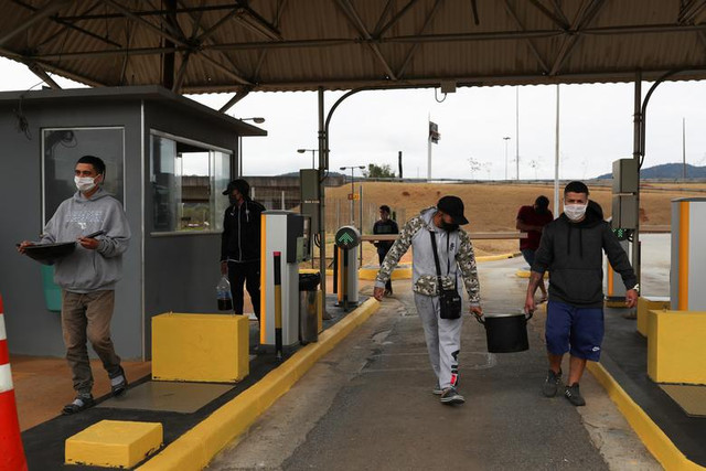 Hành khách ăn, ngủ la liệt tại sân bay vì mắc kẹt giữa phong tỏa - Hình 11 Hanh khach an, ngu la liet tai san bay vi mac ket giua phong toa-Hinh-11