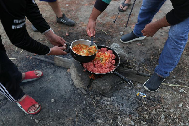 Hành khách ăn, ngủ la liệt tại sân bay vì mắc kẹt giữa phong tỏa - Hình 8 Hanh khach an, ngu la liet tai san bay vi mac ket giua phong toa-Hinh-8