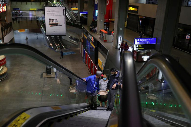 Hành khách ăn, ngủ la liệt tại sân bay vì mắc kẹt giữa phong tỏa - Hình 7 Hanh khach an, ngu la liet tai san bay vi mac ket giua phong toa-Hinh-7