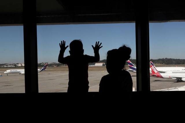 Hành khách ăn, ngủ la liệt tại sân bay vì mắc kẹt giữa phong tỏa - Hình 15 Hanh khach an, ngu la liet tai san bay vi mac ket giua phong toa-Hinh-15