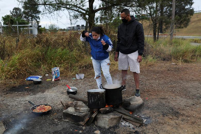 Hành khách ăn, ngủ la liệt tại sân bay vì mắc kẹt giữa phong tỏa - Hình 9 Hanh khach an, ngu la liet tai san bay vi mac ket giua phong toa-Hinh-9