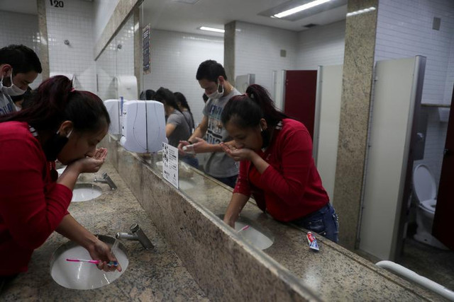 Hành khách ăn, ngủ la liệt tại sân bay vì mắc kẹt giữa phong tỏa - Hình 14 Hanh khach an, ngu la liet tai san bay vi mac ket giua phong toa-Hinh-14