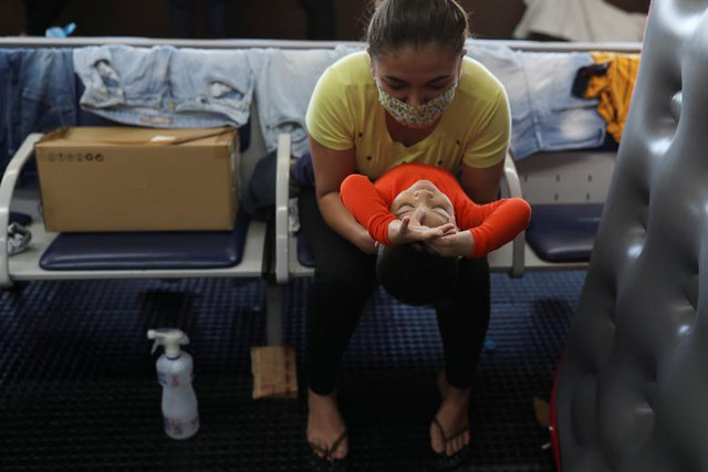 Hành khách ăn, ngủ la liệt tại sân bay vì mắc kẹt giữa phong tỏa - Hình 3 Hanh khach an, ngu la liet tai san bay vi mac ket giua phong toa-Hinh-3