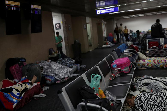 Hành khách ăn, ngủ la liệt tại sân bay vì mắc kẹt giữa phong tỏa - Hình 5 Hanh khach an, ngu la liet tai san bay vi mac ket giua phong toa-Hinh-5