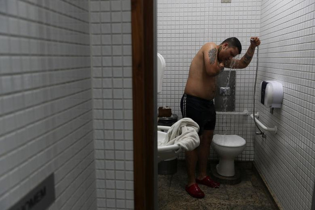 Hành khách ăn, ngủ la liệt tại sân bay vì mắc kẹt giữa phong tỏa - Hình 2 Hanh khach an, ngu la liet tai san bay vi mac ket giua phong toa-Hinh-2