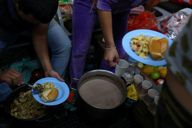 Hành khách ăn, ngủ la liệt tại sân bay vì mắc kẹt giữa phong tỏa - Hình 13 Hanh khach an, ngu la liet tai san bay vi mac ket giua phong toa-Hinh-13