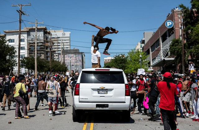 Hình ảnh biểu tình khắp nước Mỹ sau vụ cảnh sát ghì chết người da màu - Hình 15 Hinh anh bieu tinh khap nuoc My sau vu canh sat ghi chet nguoi da mau-Hinh-15