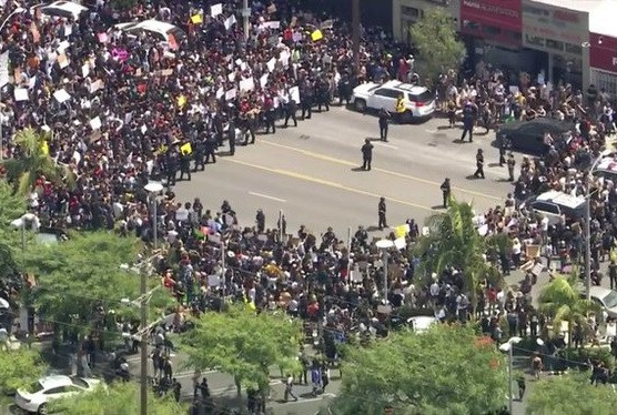 Hình ảnh biểu tình khắp nước Mỹ sau vụ cảnh sát ghì chết người da màu - Hình 6 Hinh anh bieu tinh khap nuoc My sau vu canh sat ghi chet nguoi da mau-Hinh-6