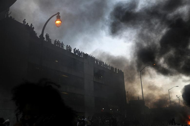 Hình ảnh biểu tình khắp nước Mỹ sau vụ cảnh sát ghì chết người da màu Hinh anh bieu tinh khap nuoc My sau vu canh sat ghi chet nguoi da mau