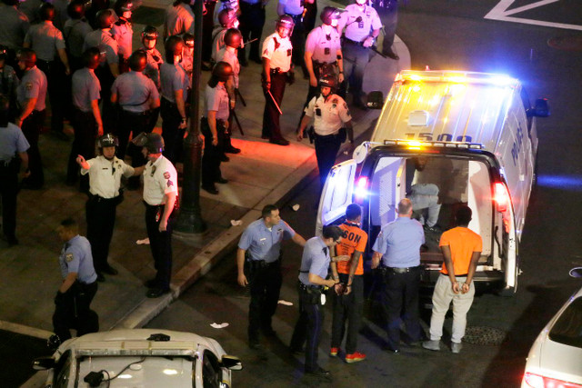 Hình ảnh biểu tình khắp nước Mỹ sau vụ cảnh sát ghì chết người da màu - Hình 10 Hinh anh bieu tinh khap nuoc My sau vu canh sat ghi chet nguoi da mau-Hinh-10