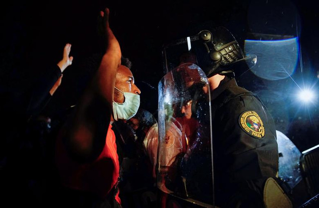 Hình ảnh biểu tình khắp nước Mỹ sau vụ cảnh sát ghì chết người da màu - Hình 8 Hinh anh bieu tinh khap nuoc My sau vu canh sat ghi chet nguoi da mau-Hinh-8