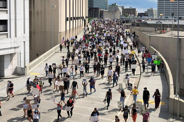 Hình ảnh biểu tình khắp nước Mỹ sau vụ cảnh sát ghì chết người da màu - Hình 12 Hinh anh bieu tinh khap nuoc My sau vu canh sat ghi chet nguoi da mau-Hinh-12