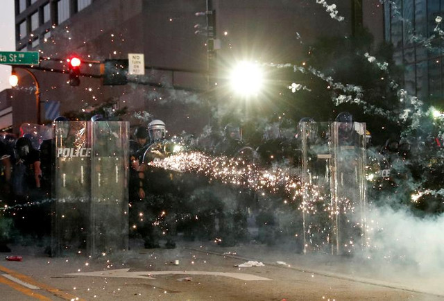 Hình ảnh biểu tình khắp nước Mỹ sau vụ cảnh sát ghì chết người da màu - Hình 14 Hinh anh bieu tinh khap nuoc My sau vu canh sat ghi chet nguoi da mau-Hinh-14