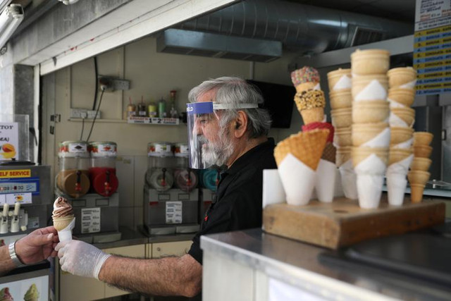 Cuộc sống sau phong toả do COVID-19 trên toàn thế giới - Hình 10 Cuoc song sau phong toa do COVID-19 tren toan the gioi-Hinh-10