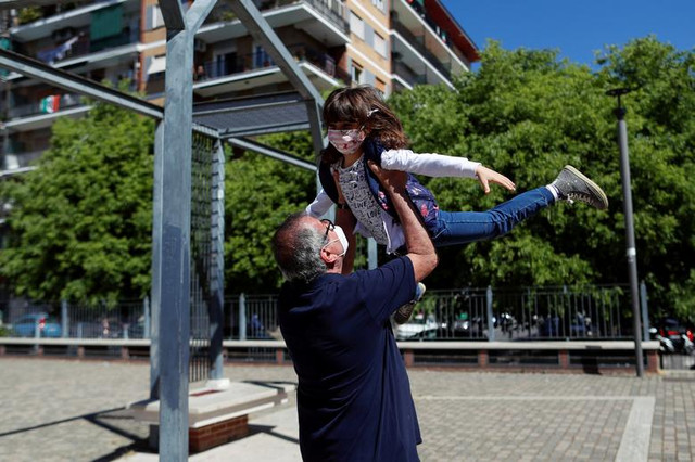 Cuộc sống sau phong toả do COVID-19 trên toàn thế giới - Hình 4 Cuoc song sau phong toa do COVID-19 tren toan the gioi-Hinh-4