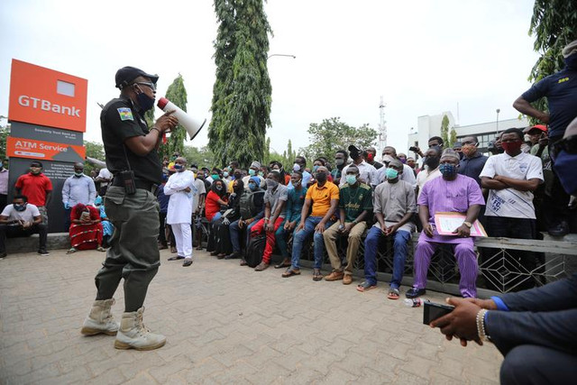 Cuộc sống sau phong toả do COVID-19 trên toàn thế giới - Hình 8 Cuoc song sau phong toa do COVID-19 tren toan the gioi-Hinh-8