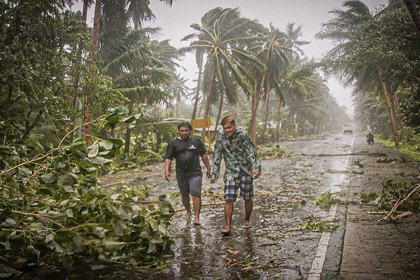 Đang đối phó với COVID-19, Philippines còn phải 'gồng mình' chống bão Vongfong - Hình 2 Dang doi pho voi COVID-19, Philippines con phai 'gong minh' chong bao Vongfong-Hinh-2