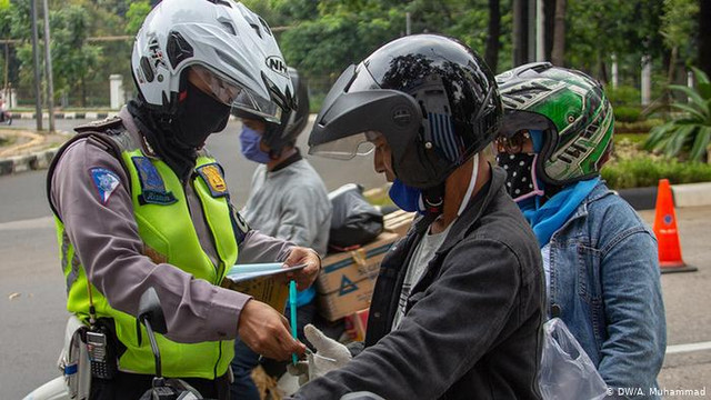 Tận mục cuộc sống ở thủ đô Indonesia những ngày phong tỏa vì COVID-19 - Hình 6 Tan muc cuoc song o thu do Indonesia nhung ngay phong toa vi COVID-19-Hinh-6