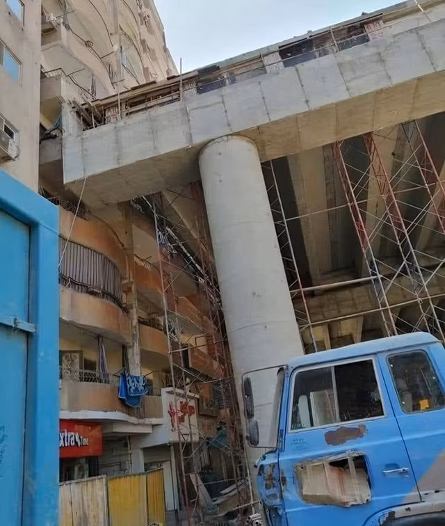 Can canh duong cao toc xay sat ban cong chung cu gay buc xuc-Hinh-2