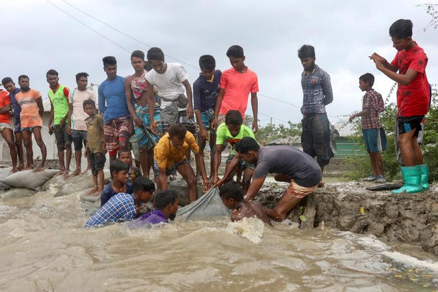 Dịch COVID-19 chưa qua, Ấn Độ-Bangladesh lại chịu thảm họa bão tàn phá - Hình 12 Dich COVID-19 chua qua, An Do-Bangladesh lai chiu tham hoa bao tan pha-Hinh-12