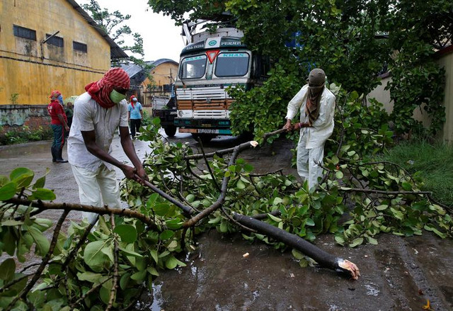 Dịch COVID-19 chưa qua, Ấn Độ-Bangladesh lại chịu thảm họa bão tàn phá - Hình 5 Dich COVID-19 chua qua, An Do-Bangladesh lai chiu tham hoa bao tan pha-Hinh-5