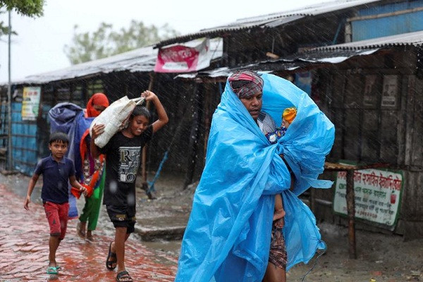 Dịch COVID-19 chưa qua, Ấn Độ-Bangladesh lại chịu thảm họa bão tàn phá - Hình 9 Dich COVID-19 chua qua, An Do-Bangladesh lai chiu tham hoa bao tan pha-Hinh-9