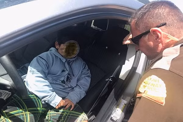 Be trai 5 tuoi lai xe hoi lang lach giua cao toc