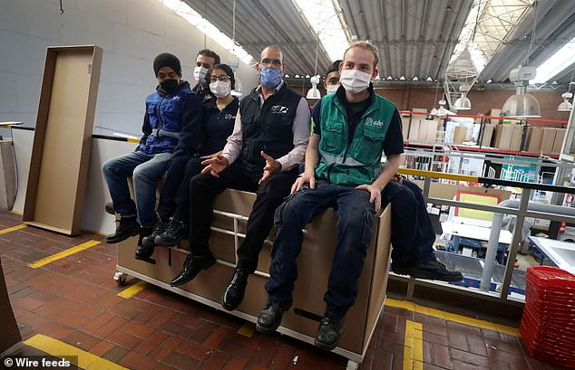 COVID-19 bùng phát, giường bệnh các-tông chuyển thành quan tài - Hình 4 COVID-19 bung phat, giuong benh cac-tong chuyen thanh quan tai-Hinh-4