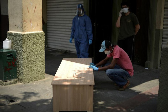 COVID-19 bùng phát, giường bệnh các-tông chuyển thành quan tài - Hình 12 COVID-19 bung phat, giuong benh cac-tong chuyen thanh quan tai-Hinh-12