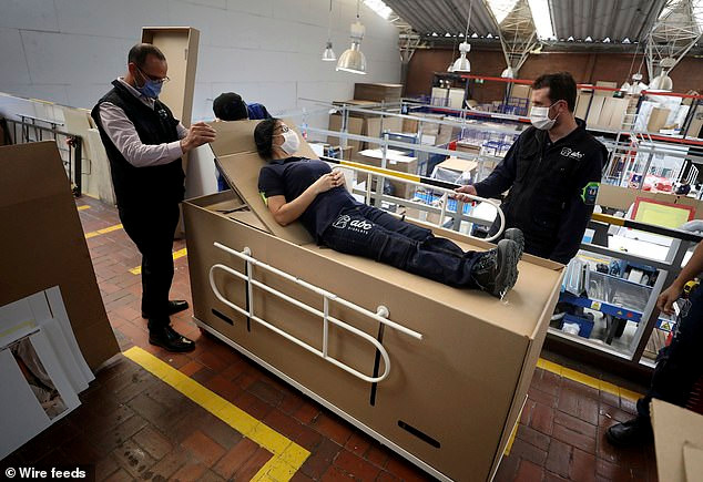 COVID-19 bùng phát, giường bệnh các-tông chuyển thành quan tài - Hình 2 COVID-19 bung phat, giuong benh cac-tong chuyen thanh quan tai-Hinh-2