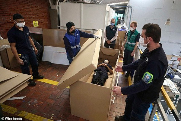 COVID-19 bùng phát, giường bệnh các-tông chuyển thành quan tài COVID-19 bung phat, giuong benh cac-tong chuyen thanh quan tai