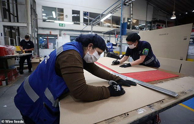 COVID-19 bùng phát, giường bệnh các-tông chuyển thành quan tài - Hình 5 COVID-19 bung phat, giuong benh cac-tong chuyen thanh quan tai-Hinh-5