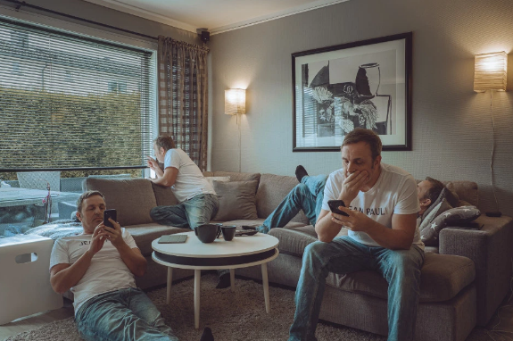 Loạt ảnh gây sốt trong mùa dịch COVID-19 Loat anh gay sot trong mua dich COVID-19