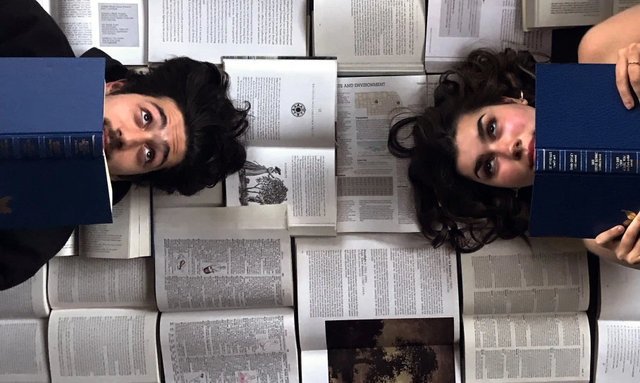 Loạt ảnh gây sốt trong mùa dịch COVID-19 - Hình 16 Loat anh gay sot trong mua dich COVID-19-Hinh-16