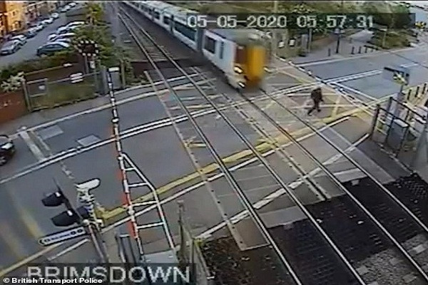 Thót tim cảnh tàu hỏa suýt tông trúng người cố vượt qua đường ray Thot tim canh tau hoa suyt tong trung nguoi co vuot qua duong ray