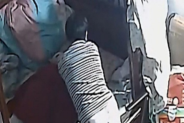 Mẹ qua đời, con xem lại camera phát hiện hung thủ bất ngờ Me qua doi, con xem lai camera phat hien hung thu bat ngo