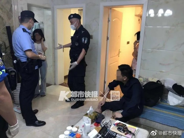 Kết đắng cho cô gái phi dao vào người yêu lúc cãi vã Ket dang cho co gai phi dao vao nguoi yeu luc cai va