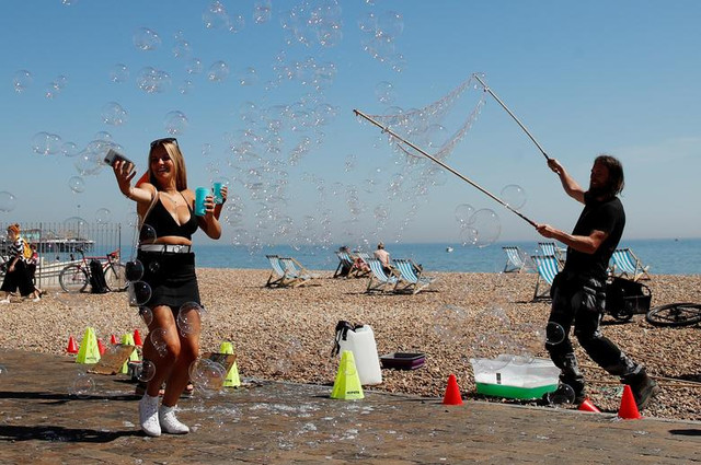 Ám ảnh bên trong vùng dịch COVID-19 bi thảm nhất Châu Âu - Hình 5 Am anh ben trong vung dich COVID-19 bi tham nhat Chau Au-Hinh-5